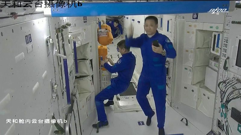 Tříčlenná posádka čínské vesmírné stanice putuje zpět na Zemi